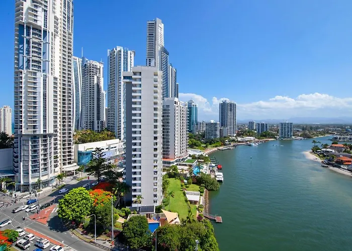 Large Waterfront Apartment In Surfers Paradise - Coasthm