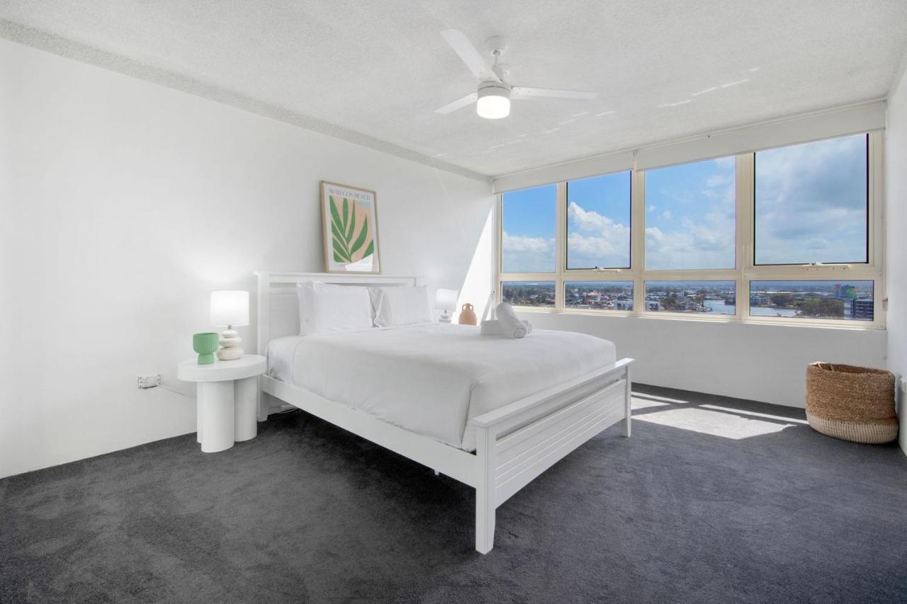 Large Waterfront In Surfers Paradise - Coasthm Apartment Gold Coast