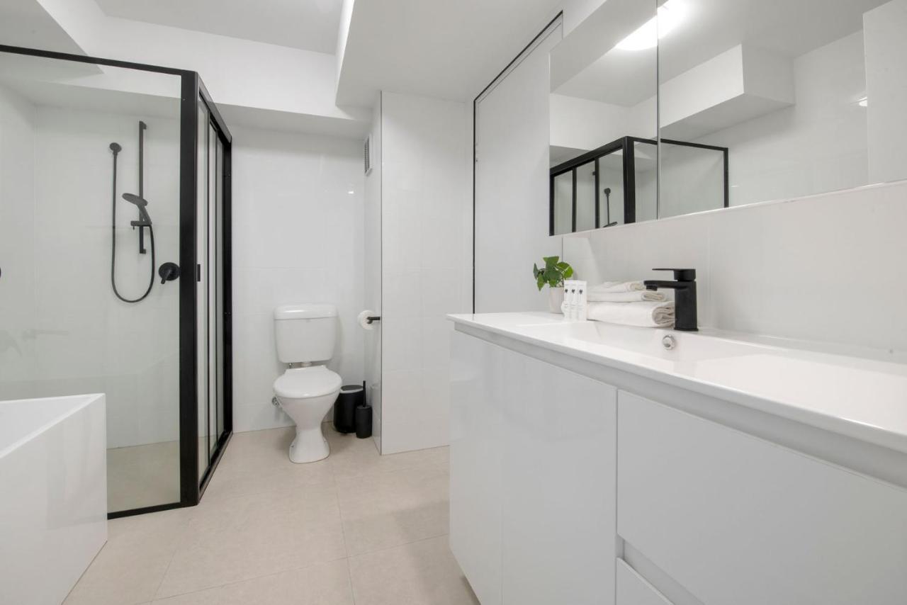 Large Waterfront In Surfers Paradise - Coasthm Apartment Gold Coast