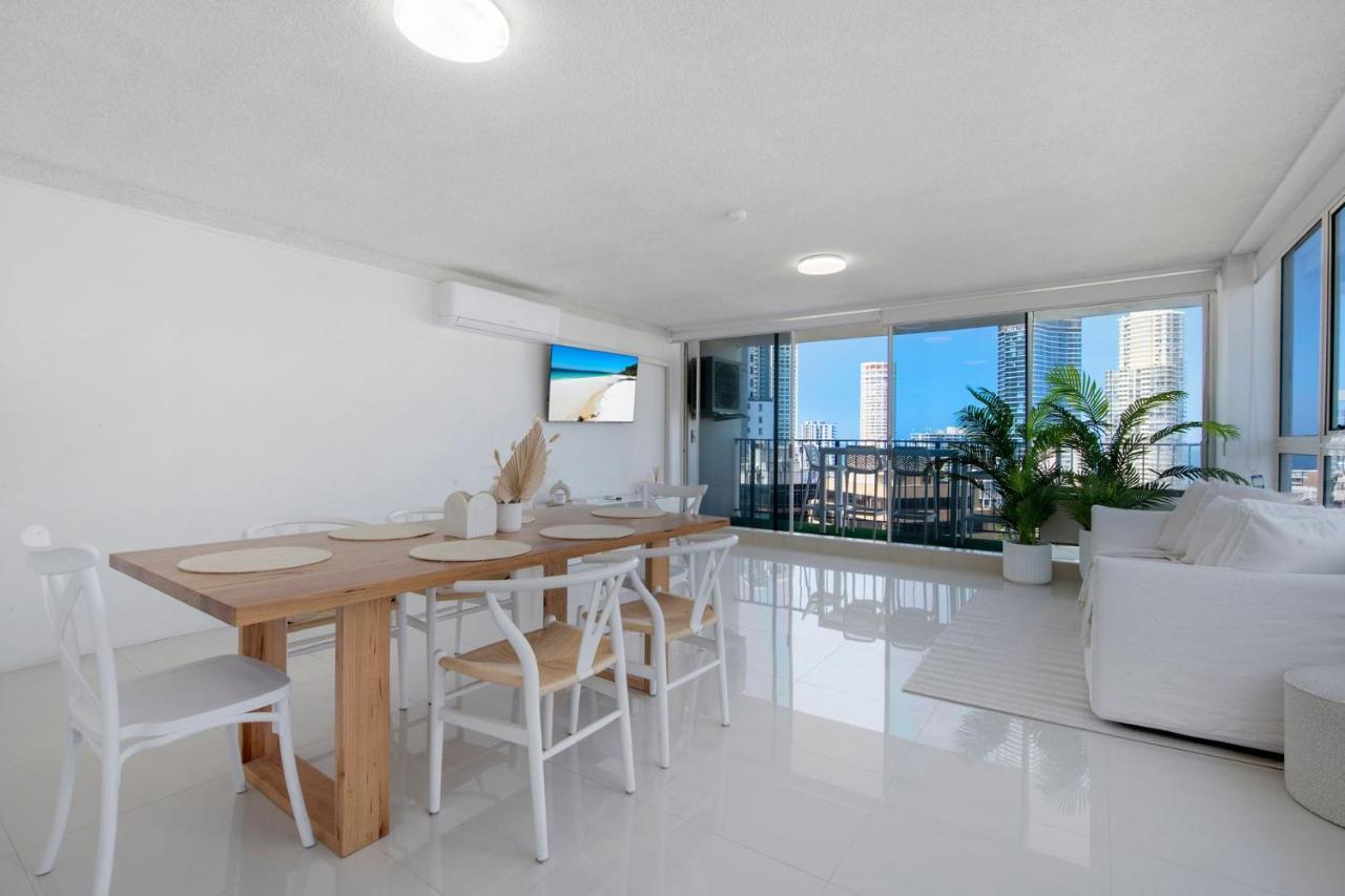 Large Waterfront In Surfers Paradise - Coasthm Gold Coast
