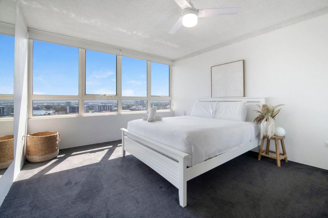 Large Waterfront In Surfers Paradise - Coasthm * Gold Coast
