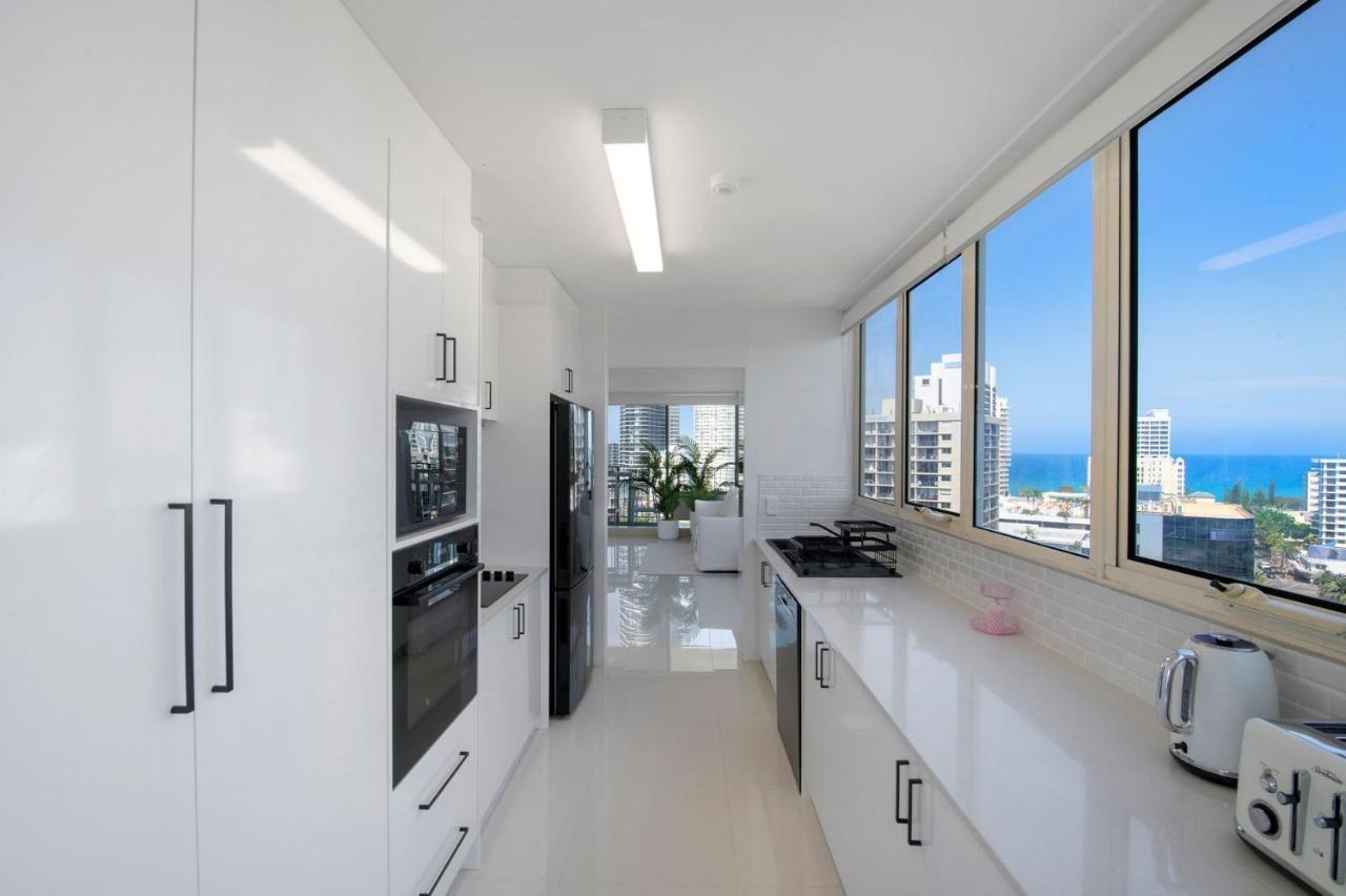 Large Waterfront In Surfers Paradise - Coasthm Gold Coast